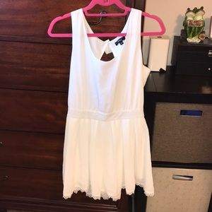 NWT Ruby and Jenna White open back Romper. Size L